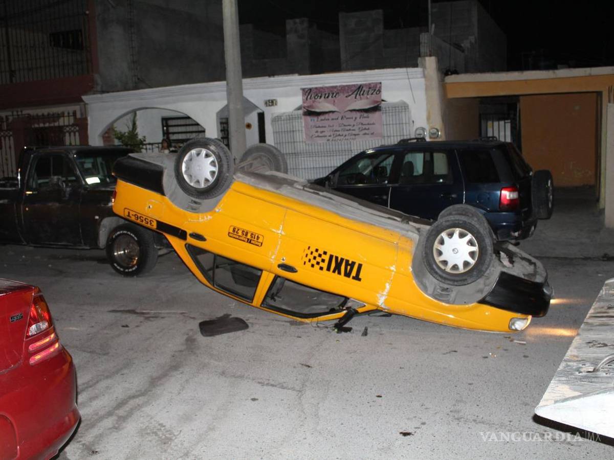 $!Al interior del auto se encontraron botellas de cerveza.