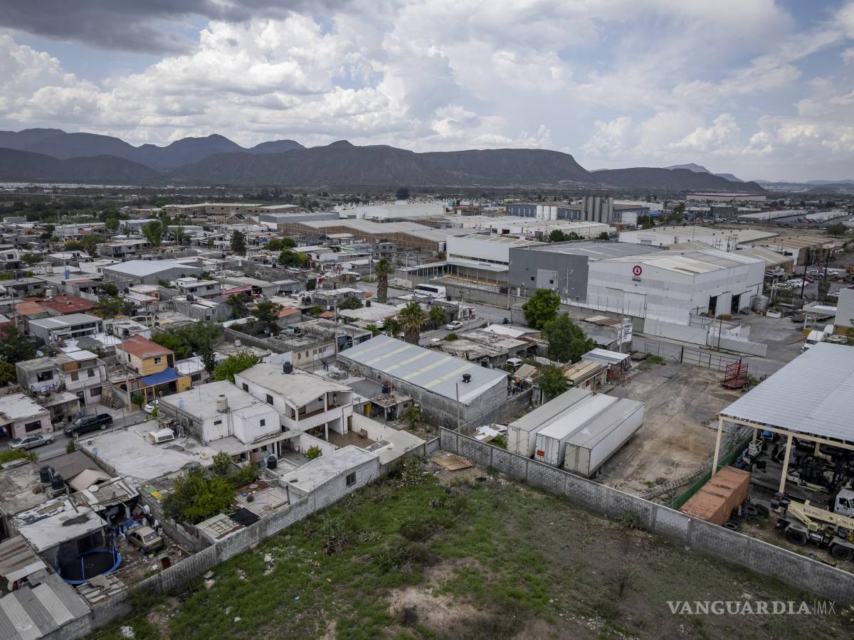 $!En la colonia Omega se señaló a un patio de tráileres que estaría bloqueando el paso del agua.