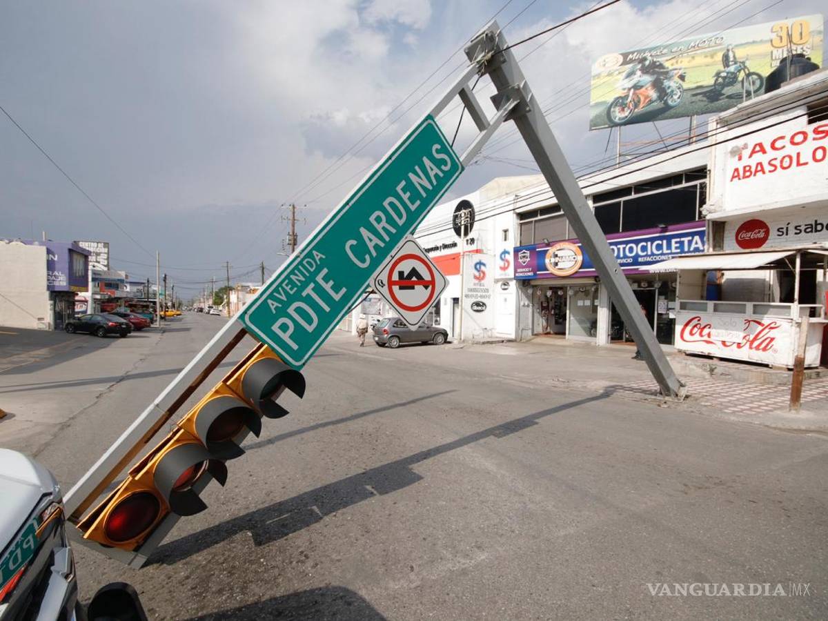 $!Fuertes vientos causan caída de un semáforo en céntrica zona de Saltillo
