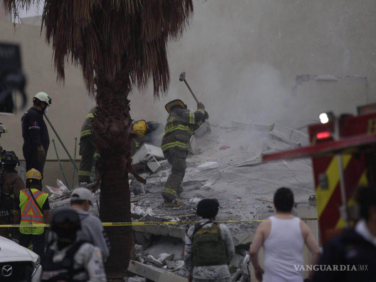 $!Personal de Bomberos de Saltillo realizó la remoción de los escombros.
