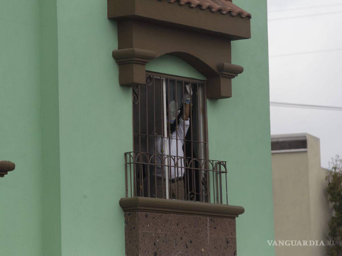 $!Peritos comienzan las labores de investigación en viviendas cercanas.