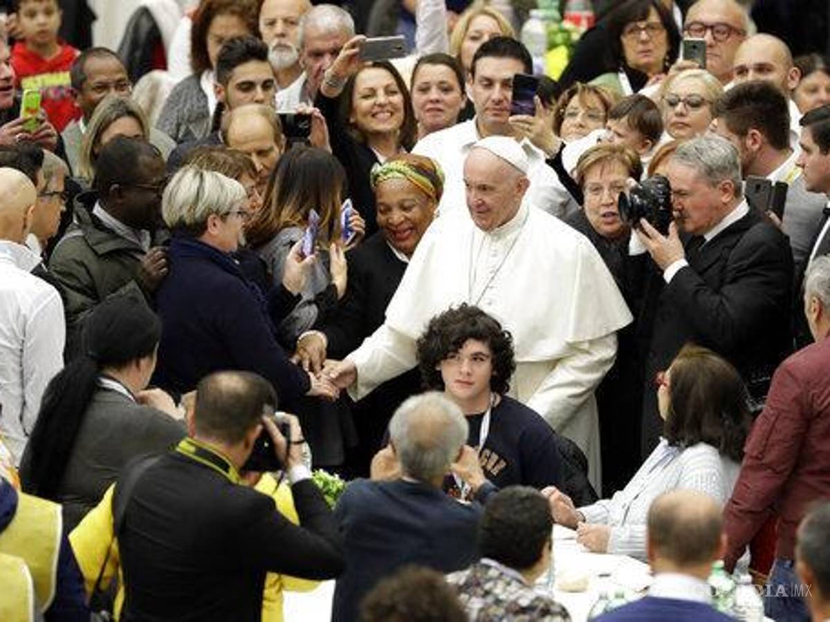 $!El papa Francisco saluda a la gente mientras llega a un almuerzo para los pobres, los sin techo, los migrantes y los desempleados, en el Vaticano.