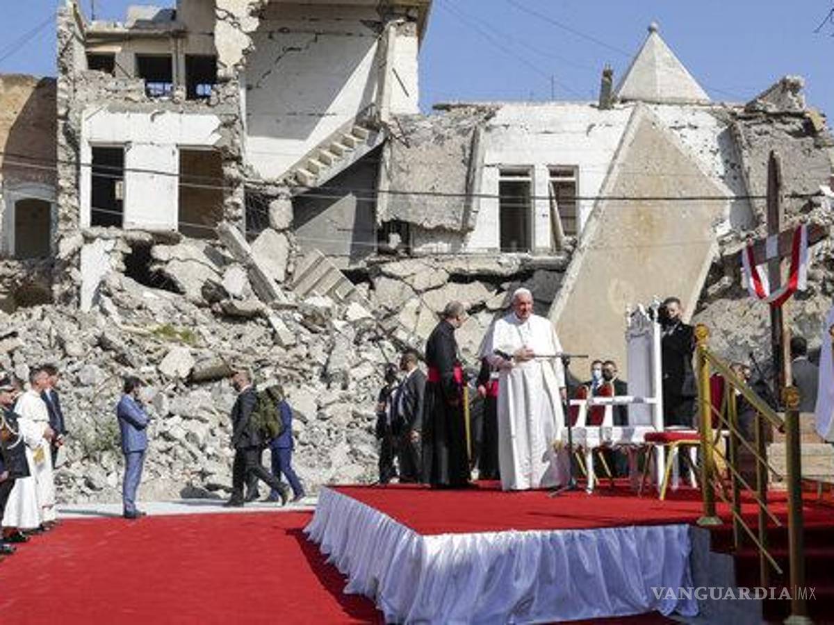 $!El papa Francisco, rodeado de restos de iglesias destruidas, dirige una oración por las víctimas de la guerra en la plaza de la iglesia de Hosh al-Bieaa, en Mosul, Irak.