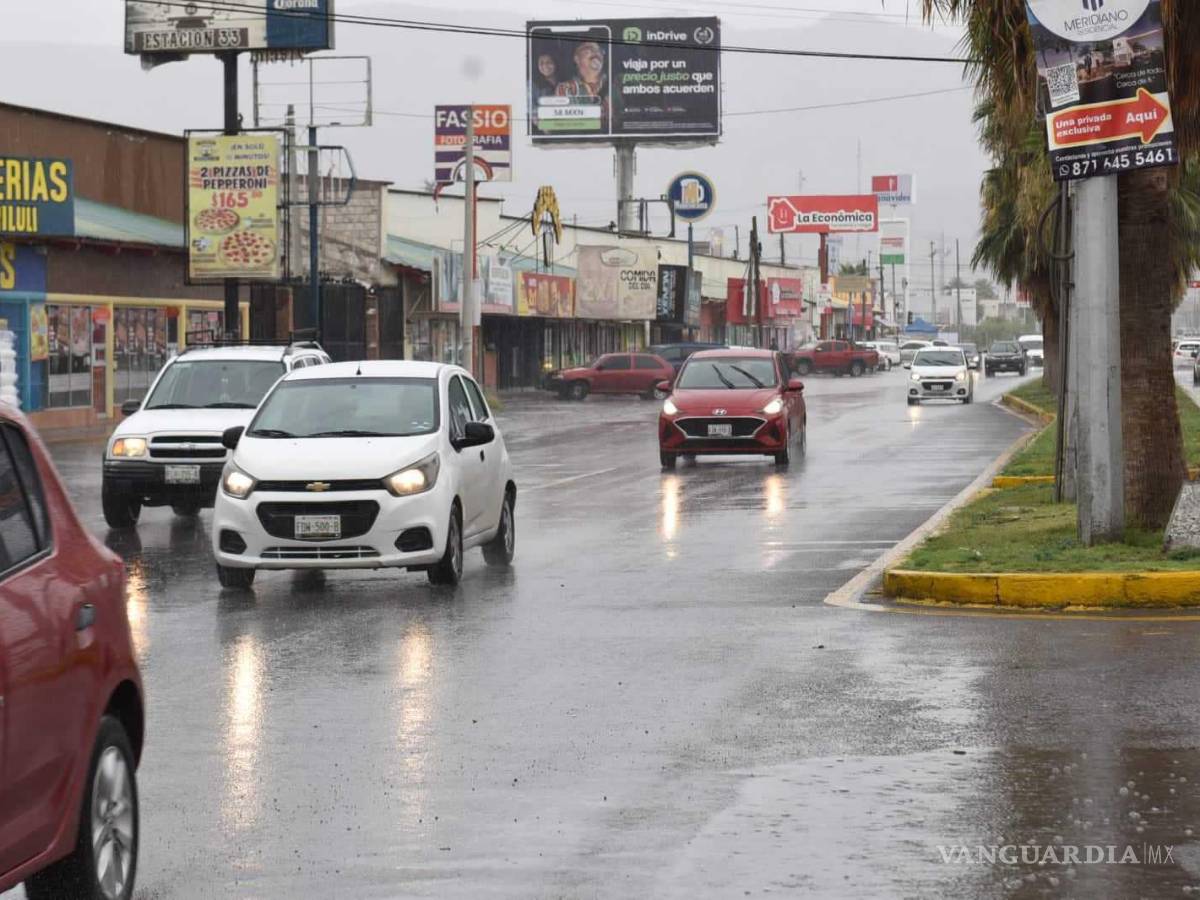 $!Personal del Sistema Municipal de Aguas y Saneamiento de Torreón (SIMAS), realiza labor de monitoreo para acudir a los sectores que lleguen a presentar un problema significativo.