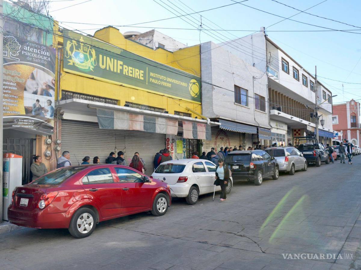 $!La falta de cajeros generó retrasos en los pagos ocasionando largas filas.