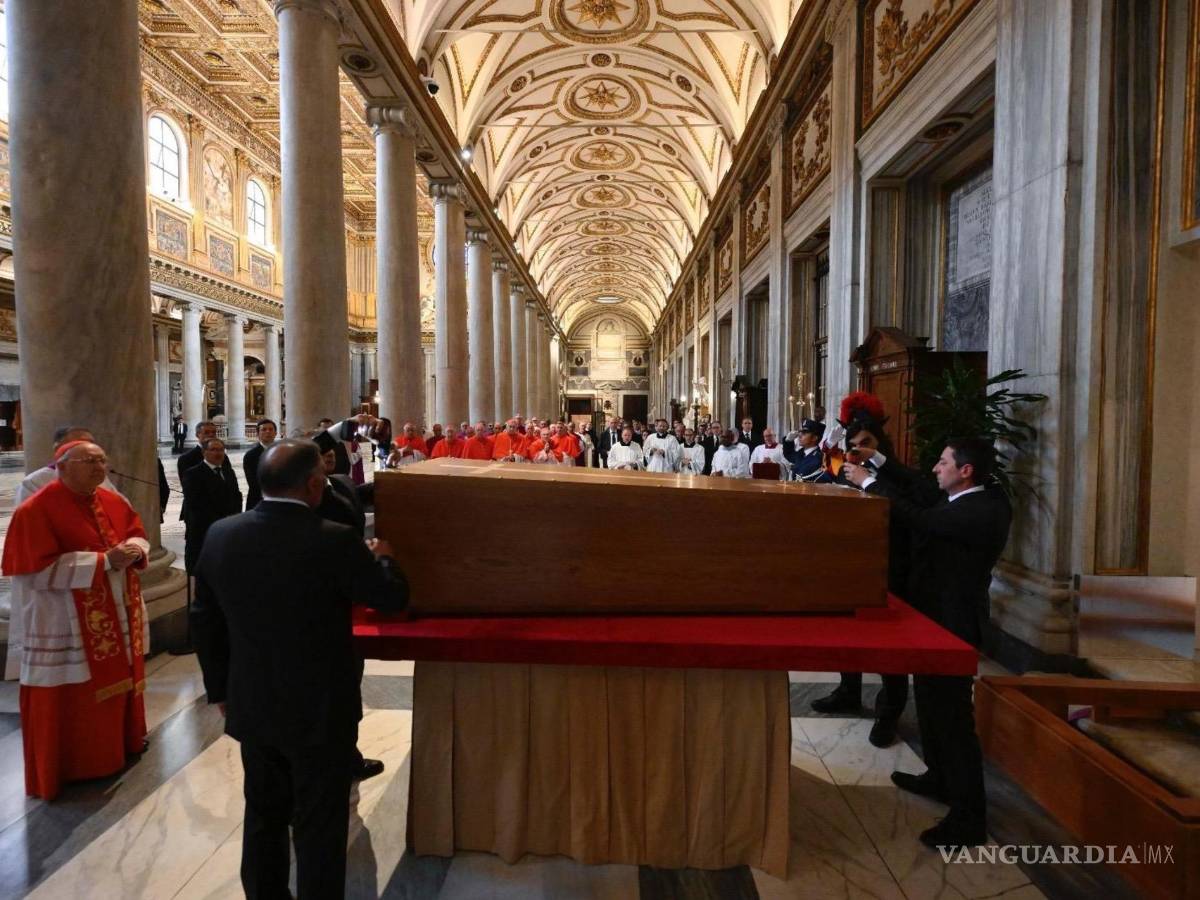 $!El cardenal Kevin Joseph Farrell (i), camarlengo de la Santa Iglesia Romana, preside el entierro del Papa Francisco en la Basílica de Santa María la Mayor.