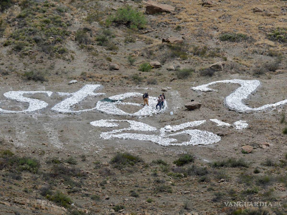 $!Miembros de la organización Cristo Vive procedieron a remover la modificación y restaurar la inscripción original.