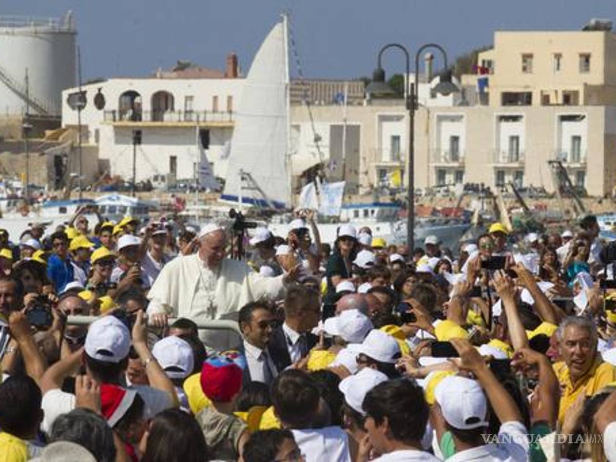 $!El papa Francisco saluda a los fieles mientras pasa entre la multitud durante su visita a la isla de Lampedusa, en el sur de Italia, el lunes 8 de julio de 2013.