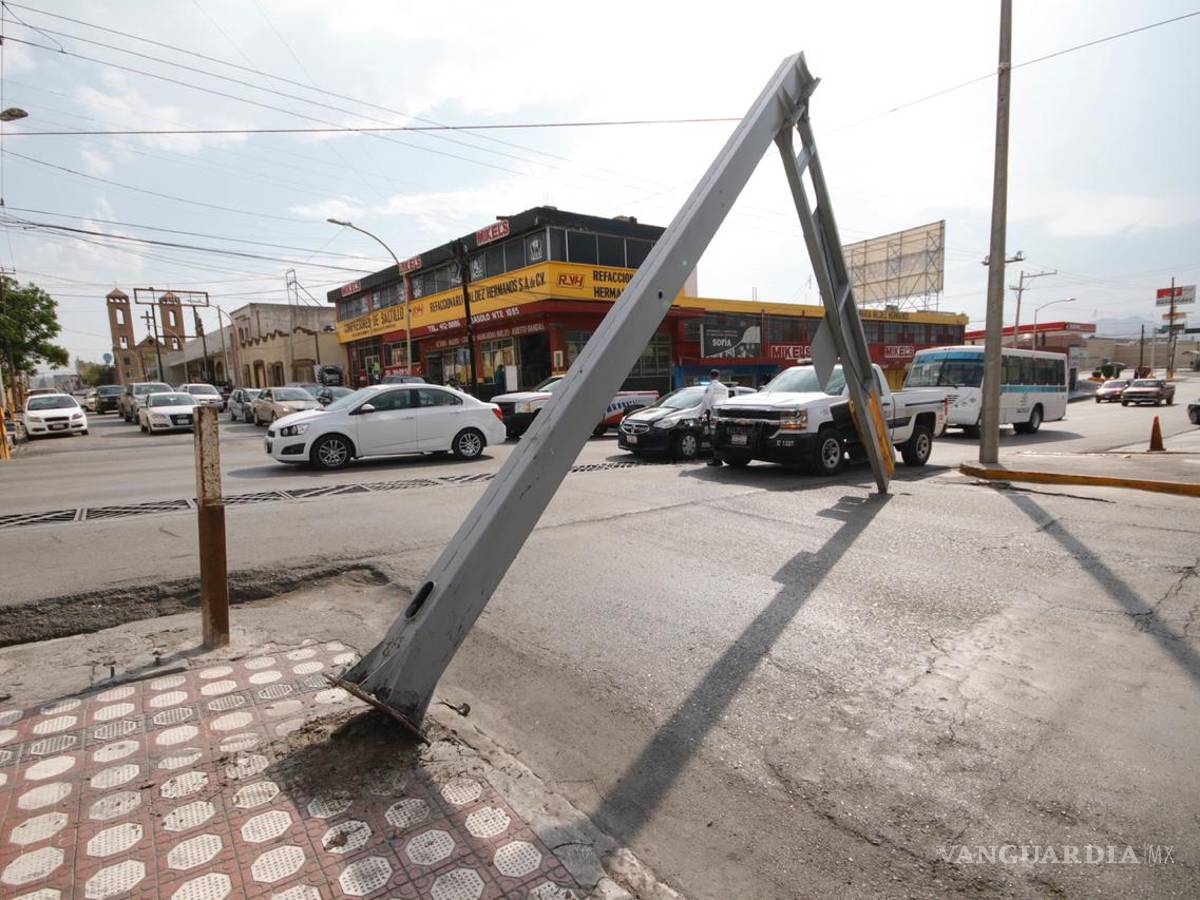 $!Fuertes vientos causan caída de un semáforo en céntrica zona de Saltillo