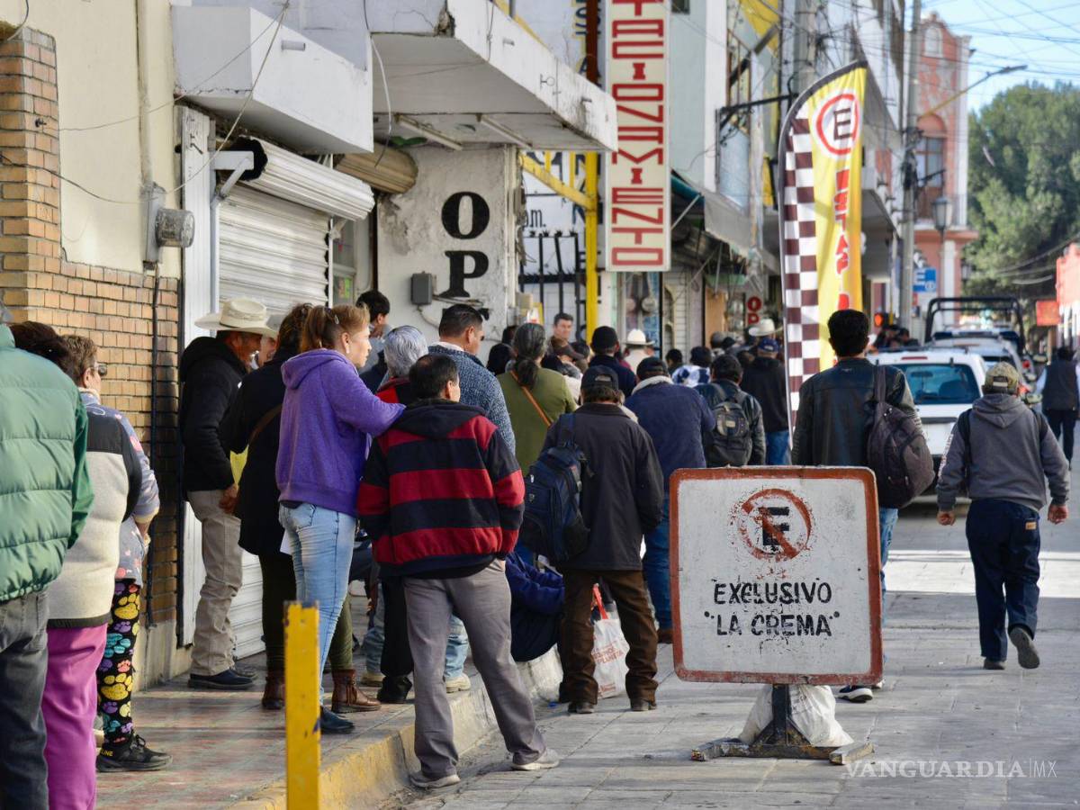 $!Los beneficiarios afectados, expresaron su preocupación por la demora en el cajero de la sucursal del Bienestar.