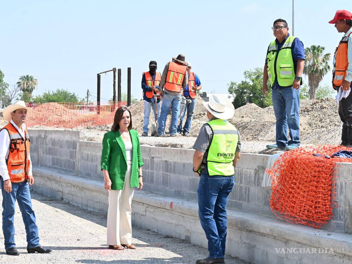 $!La alcaldesa supervisó los trabajos que protegerán la cancha de pasto sintético y la pista de tartán.