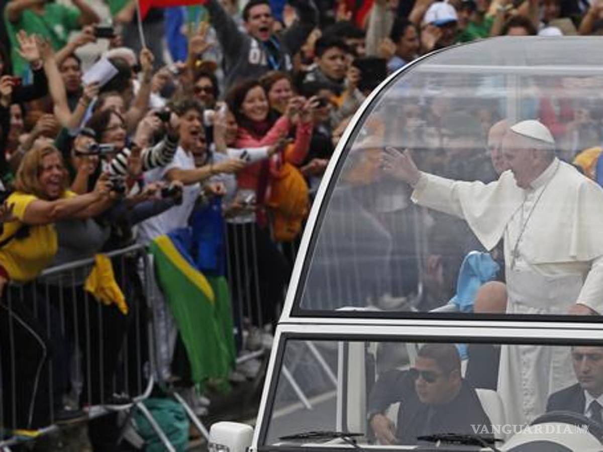 $!El papa Francisco saluda Mientras recorre el paseo marítimo de Copacabana de camino a celebrar la misa de la Jornada Mundial de la Juventud, en Río de Janeiro.