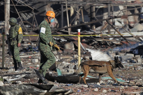 $!Buscan a víctimas de explosión de pirotecnia en Tultepec