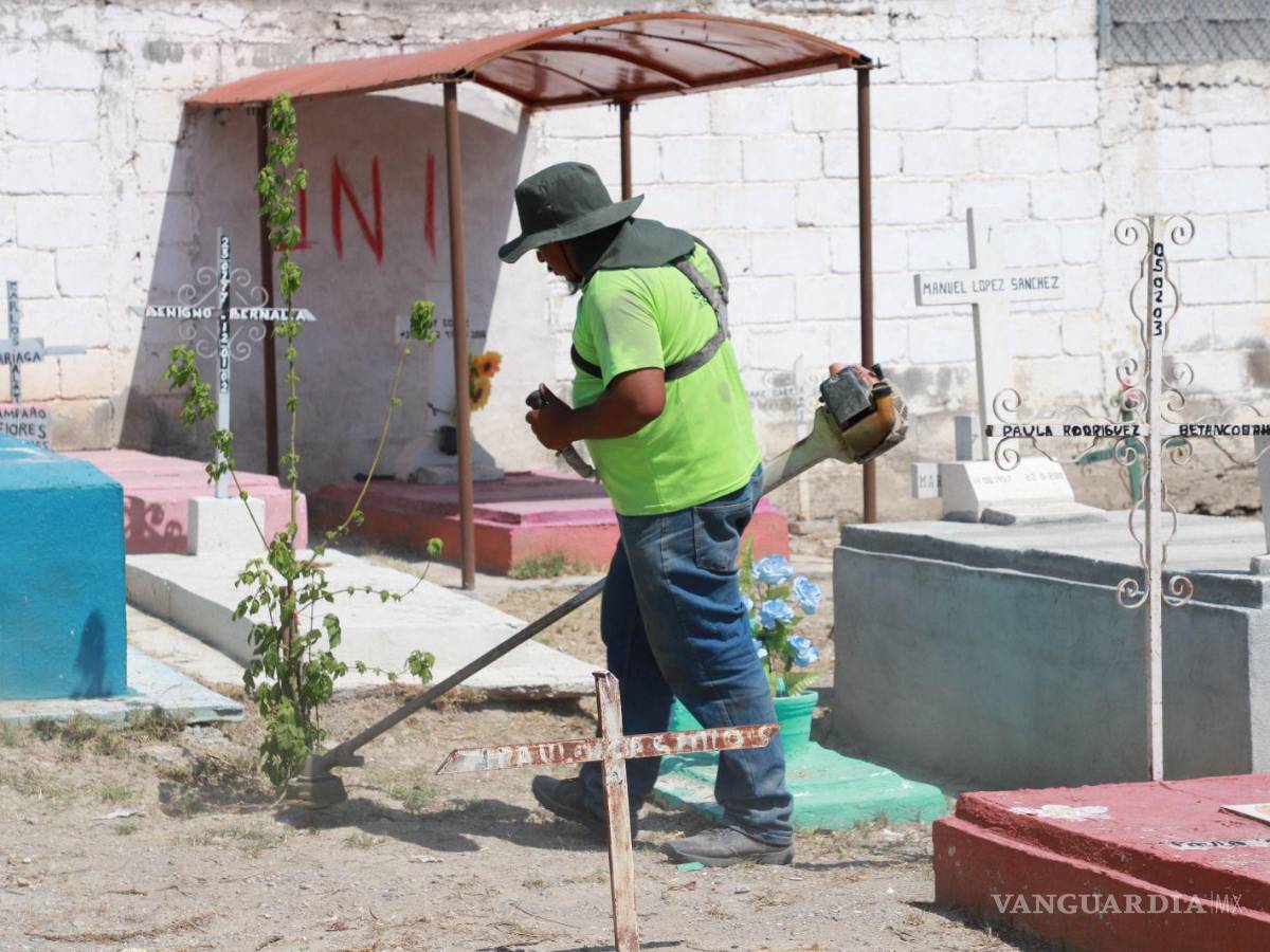$!Desde hace días, personal del Municipio lleva a cabo labores de limpieza en los camposantos.