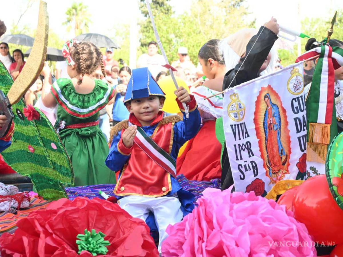 $!Niños y jóvenes participaron con entusiasmo en el desfile cívico-patriótico por la calle Progreso.