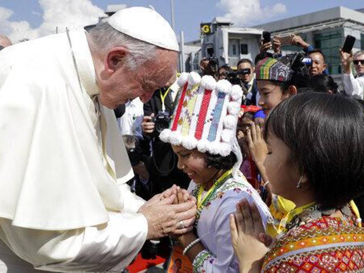 $!El papa Francisco es recibido por niñas vestidas con trajes tradicionales a su llegada al aeropuerto de Rangún, Myanmar, el lunes 27 de noviembre de 2017.