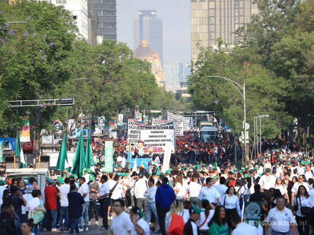 $!Trabajadores marchan desde varios puntos de la CDMX rumbo al Zócalo, demandan mejores condiciones laborales y salariales