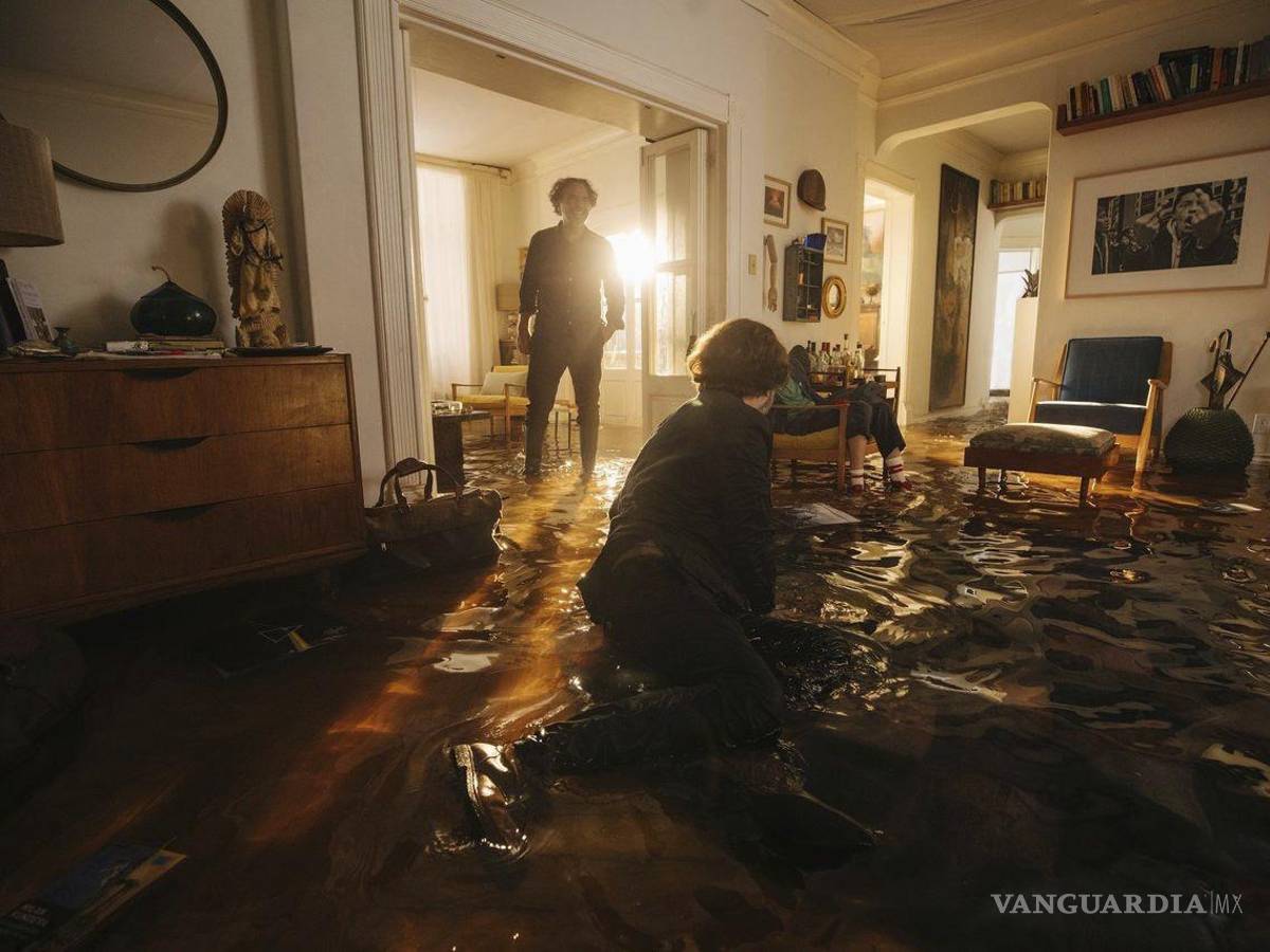 $!En esta imagen proporcionada por Netflix, Alejandro G. Iñárritu, izquierda, Daniel Giménez Cacho en el set de Bardo.