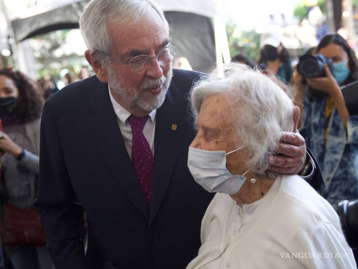 $!El rector de la UNAM, Enrique Graue inaugura la Fiesta del Libro y la Rosa en el Centro Cultural Universitario (CCU). Se le rinde homenaje a Elena Poniatowska.
