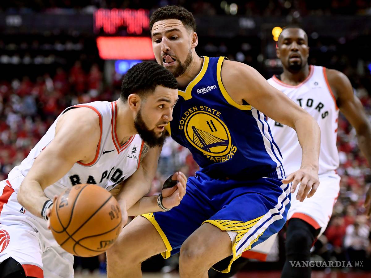 $!En un frenético cierre, Warriors gana a los Raptors y se llevan el segundo de la serie