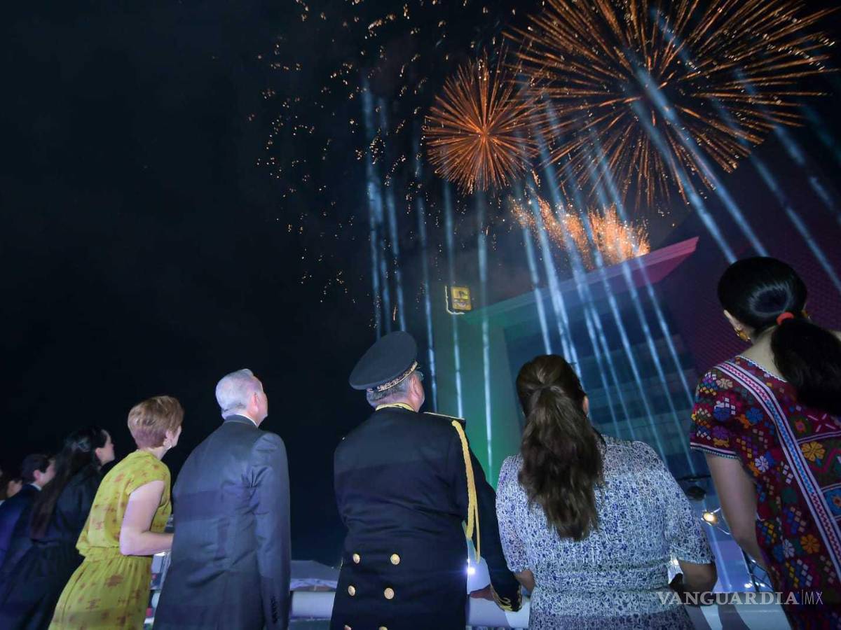 $!Familias torreonenses disfrutan del espectáculo de pirotecnia tras el Grito de Independencia en la Plaza Mayor.
