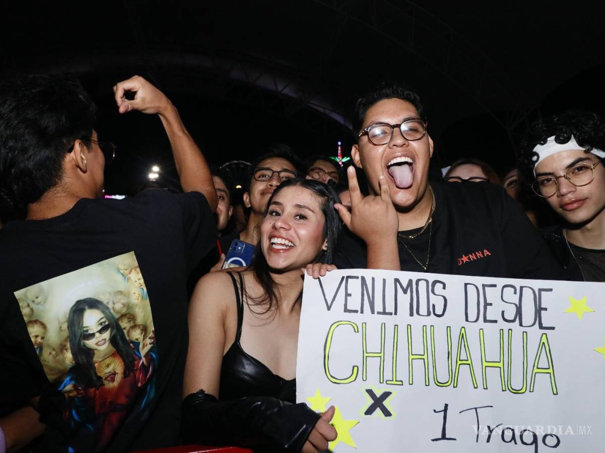 $!Fans de la cantante de distintas partes de la República acudieron a su presentación.