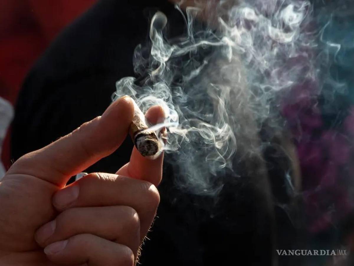 $!Vista de una persona que fuma un cigarrillo de cannabis en Estados Unidos.