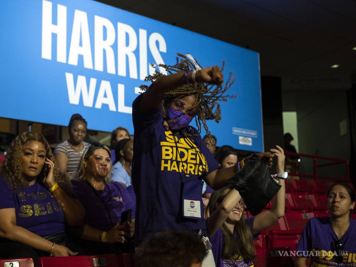 $!Partidarios de la candidata presidencial demócrata, la vicepresidenta Kamala Harris, un mitin con su compañero de fórmula en el Centro Liacouras en Filadelfia.