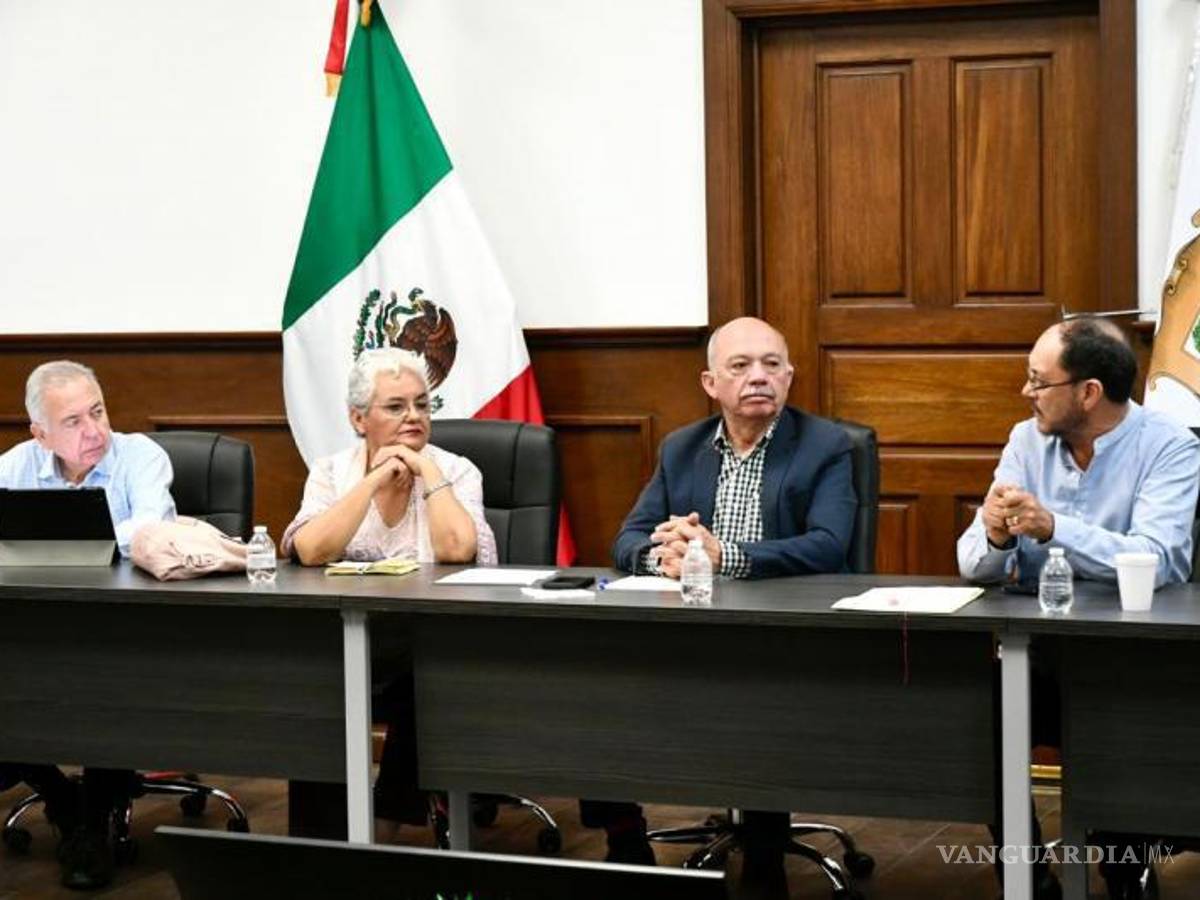$!Esther Quintana y Óscar Pimentel, secretarios estatales, dialogan con los teatristas en una reunión de trabajo.