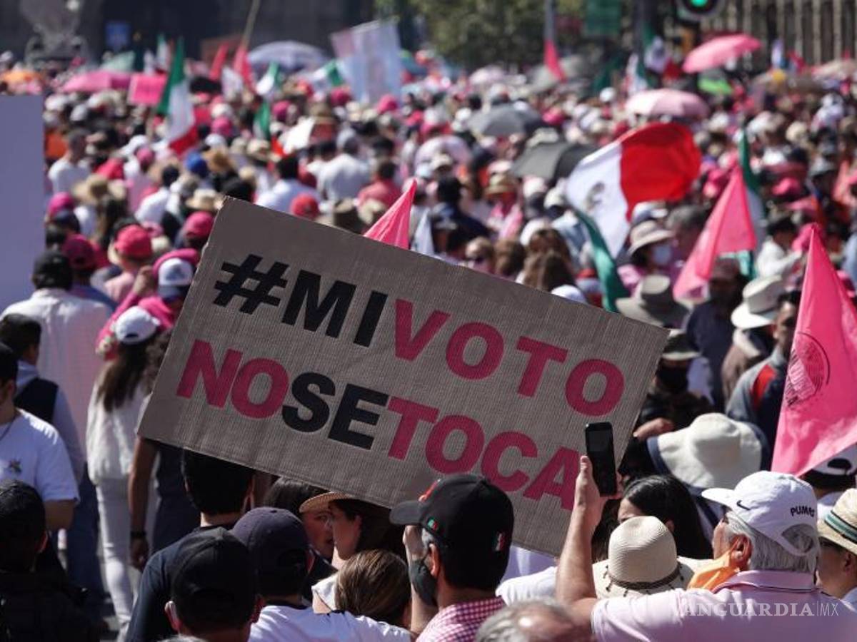 $!Miles de personas acudieron a la concentración convocada en contra del plan B de la reforma electoral. Bajo la consigna “El INE No se toca” y “Yo Defiendo al INE”.