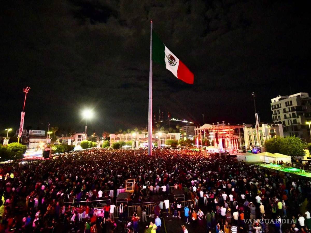 $!Miles de ciudadanos entonan el Himno Nacional Mexicano durante la ceremonia del Grito en Torreón.