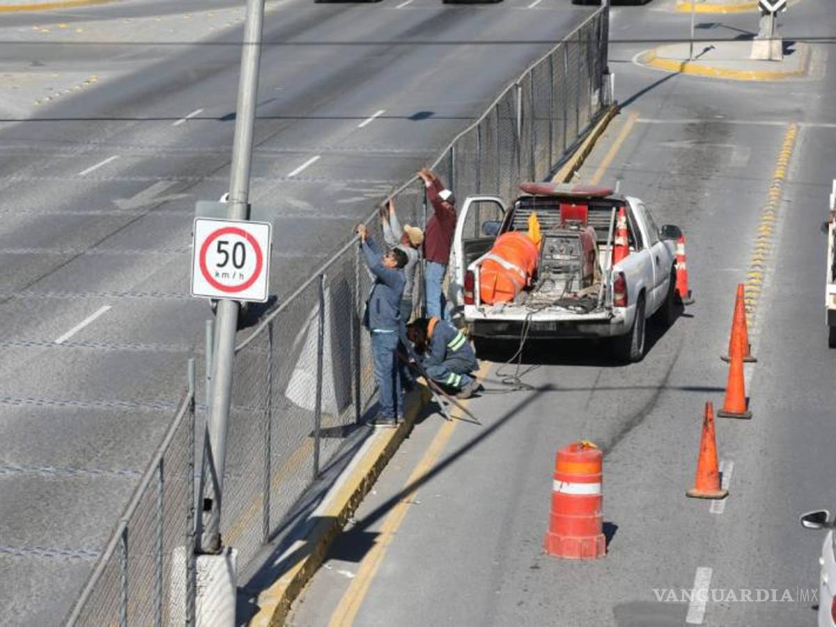 $!Trabajadores del Municipio se dieron a la tarea de colocar de forma correcta la malla ciclónica.