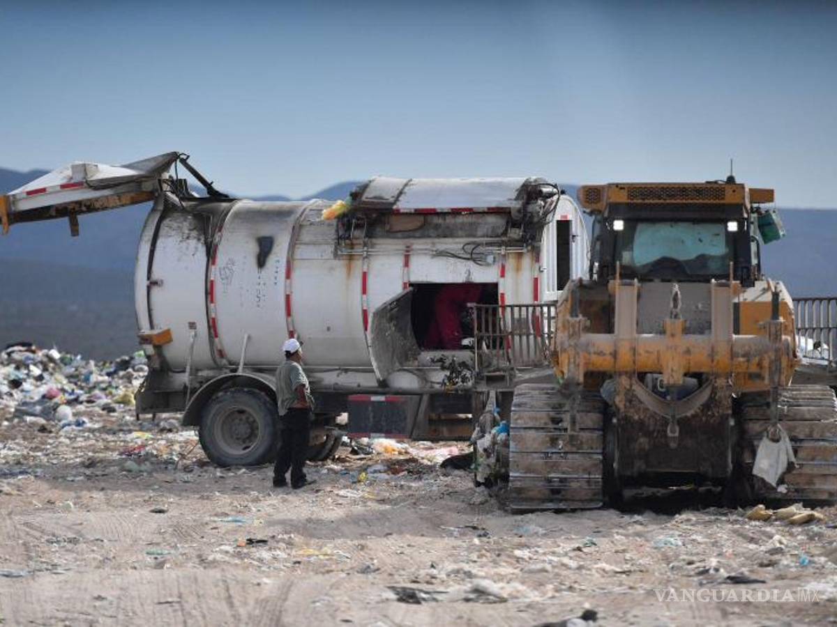 $!Personal de emergencia inspecciona el relleno sanitario tras extinguir el fuego.