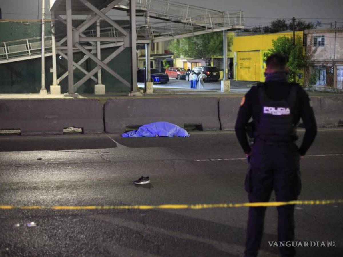 $!El cuerpo fue cubierto por paramédicos.