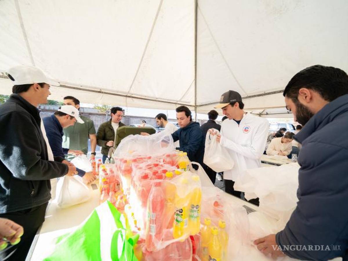 $!Preparación de kits con pollo, arroz o pasta y bebida para la comunidad en 2024.