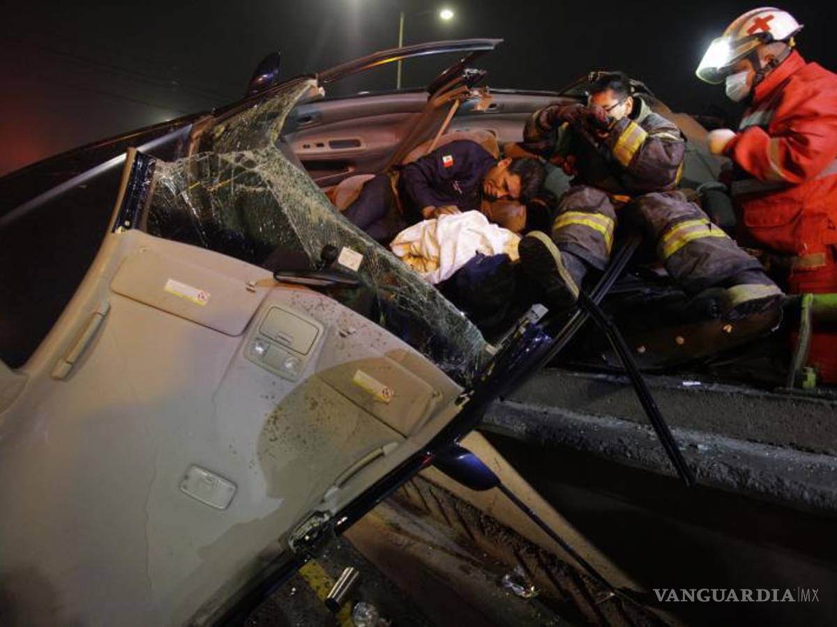 $!Una persona terminó herida de gravedad y otra más resultó lesionada cuando se trasladaban a un anexo para internar a uno de los tripulantes del vehículo.