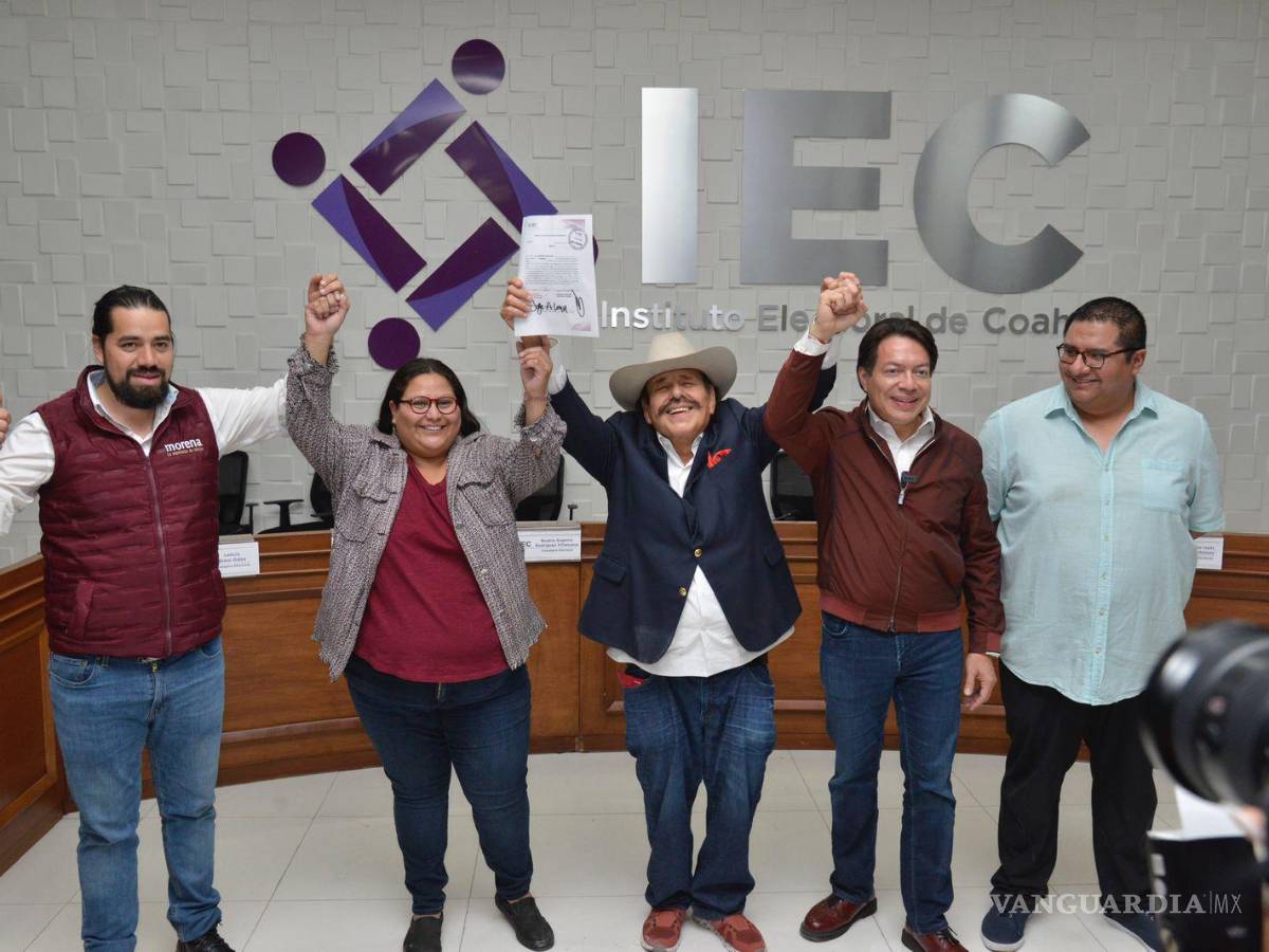 $!El candidato estuvo rodeado por la cúpula morenista durante su registro