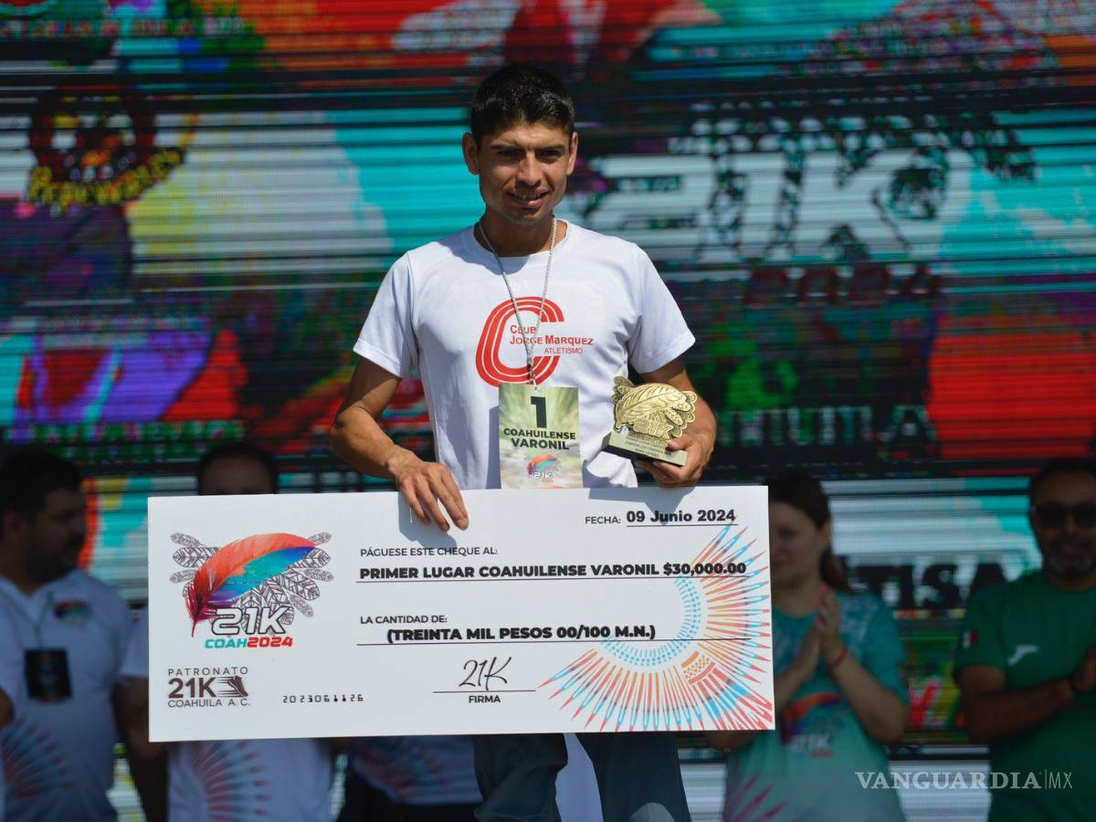 $!Tirso con su premio de la 21K.