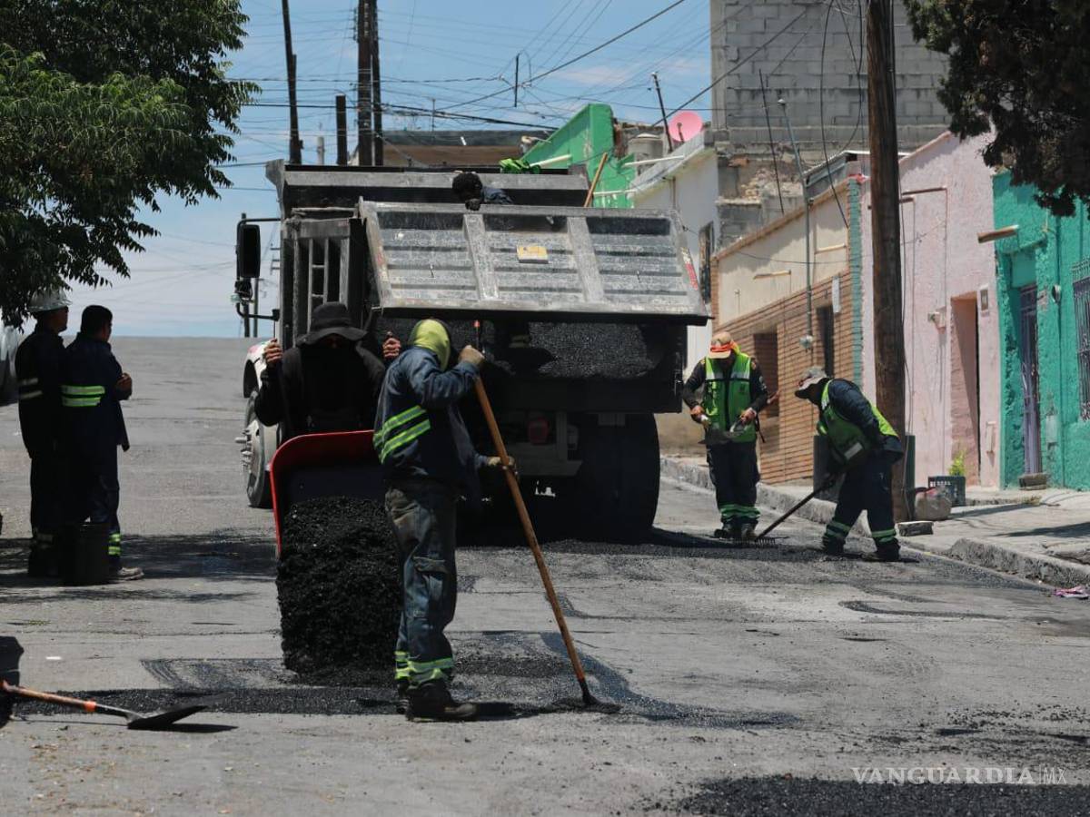 $!Cuadrillas del Municipio taparon los baches de la calle Fortín de Carlota, en el Barrio del Ojo de Agua.