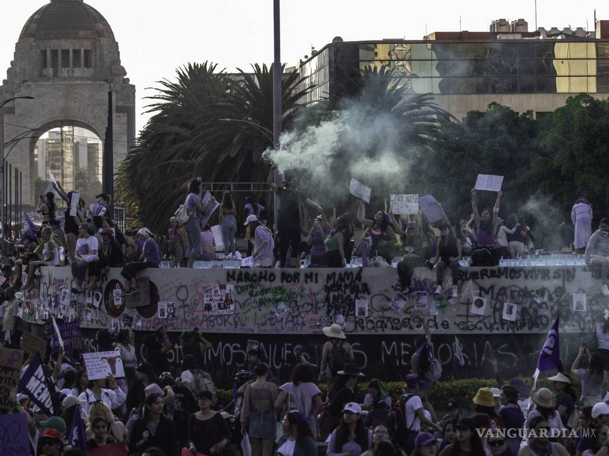 $!Miles de mujeres partieron de distintos puntos de la ciudad para marchar rumbo a la plancha del Zócalo Capitalino con el fin de exigir que cese la violencia de género.