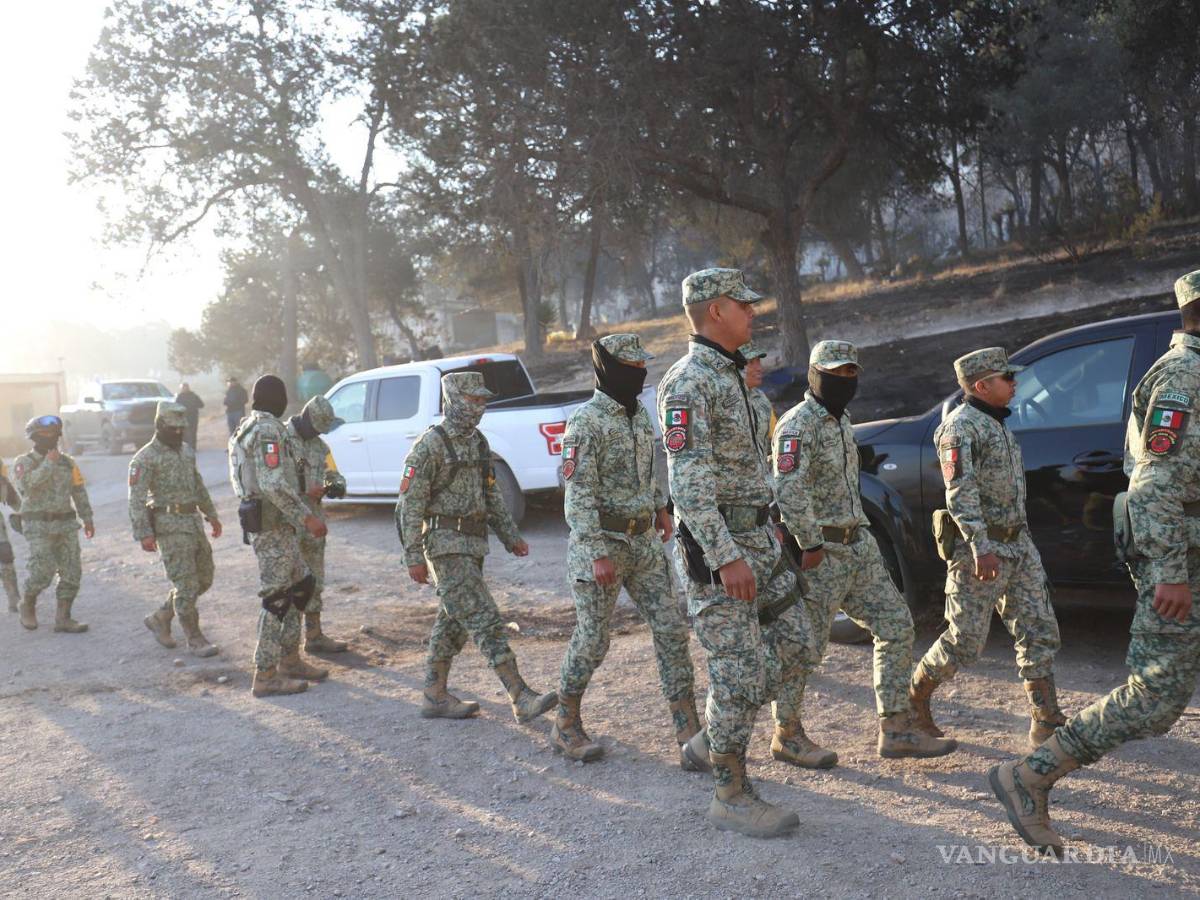 $!Elementos del Ejército Mexicano se sumaron a las labores para contener el incendio en Huachichil y apoyar en la protección de la zona forestal.