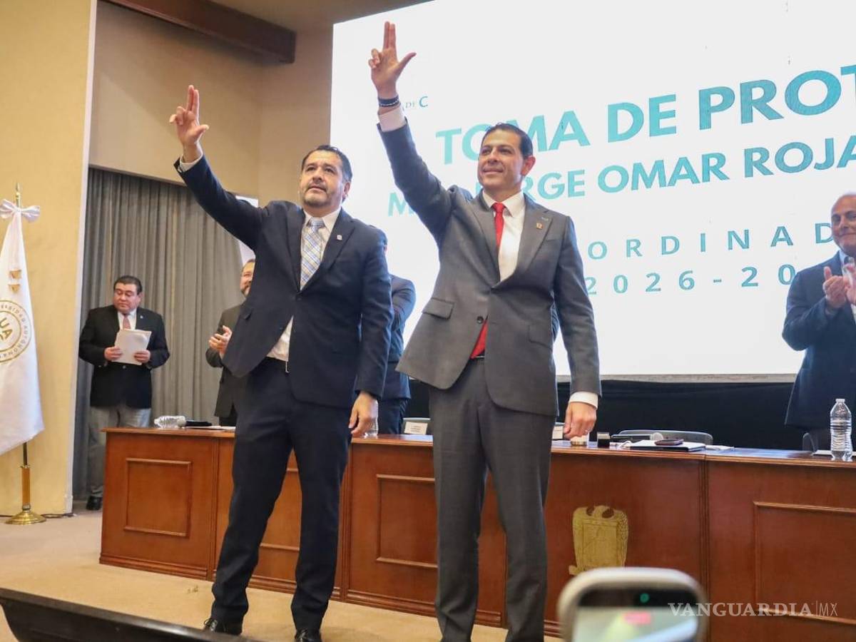 $!Autoridades universitarias, estatales y municipales acompañaron la ceremonia celebrada en el Aula Magna del Centro Cultural Universitario “Braulio Fernández Aguirre”.