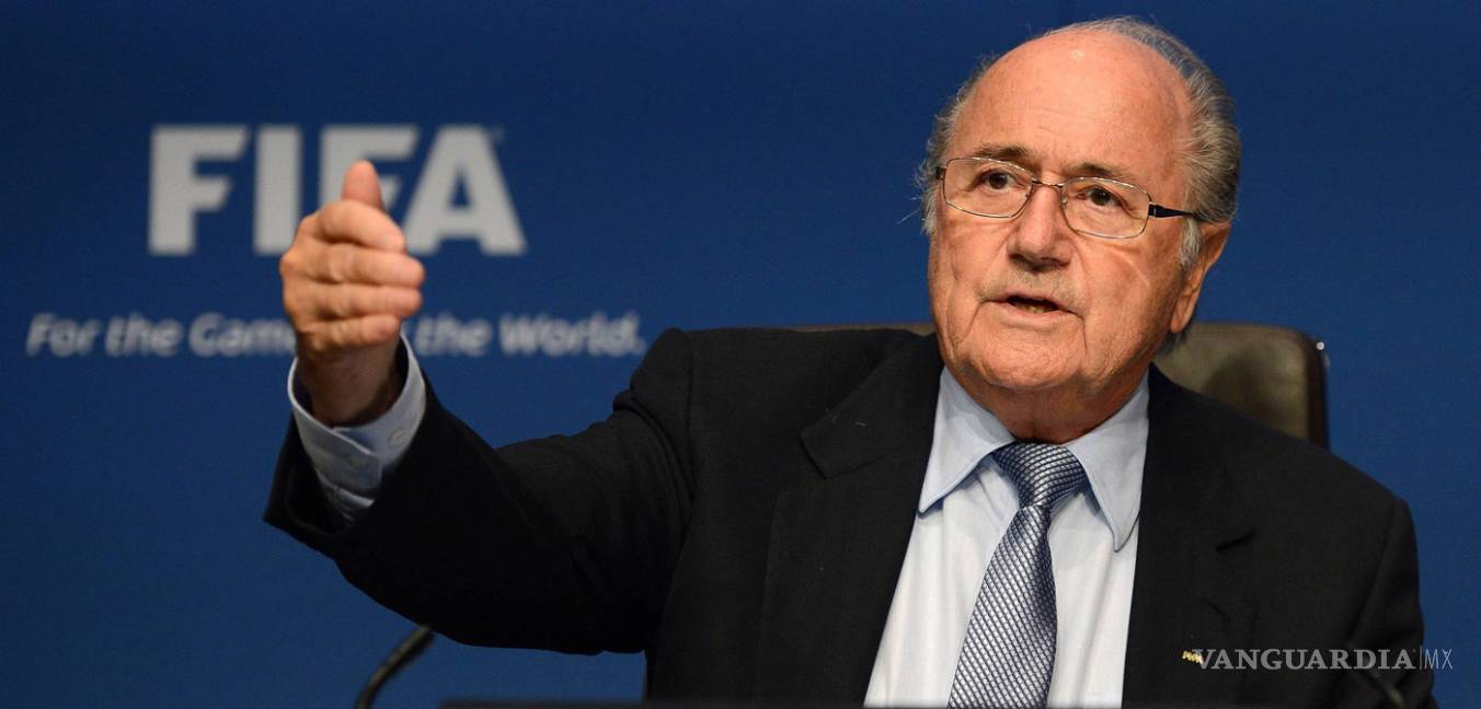 Blatter demandaría a la FIFA para limpiar su nombre