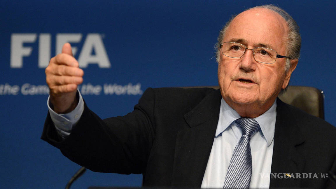 Blatter demandaría a la FIFA para limpiar su nombre