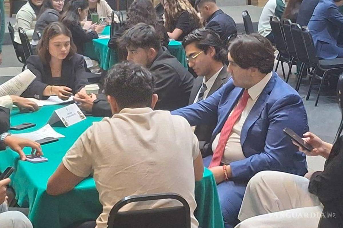 Participa hijo menor de AMLO en parlamento juvenil en el Senado