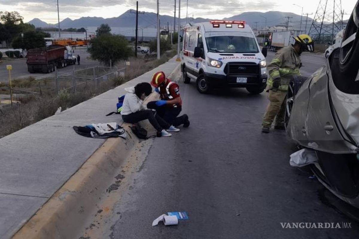 $!La conductora de 32 años fue atendida por paramédicos tras presentar una crisis nerviosa.