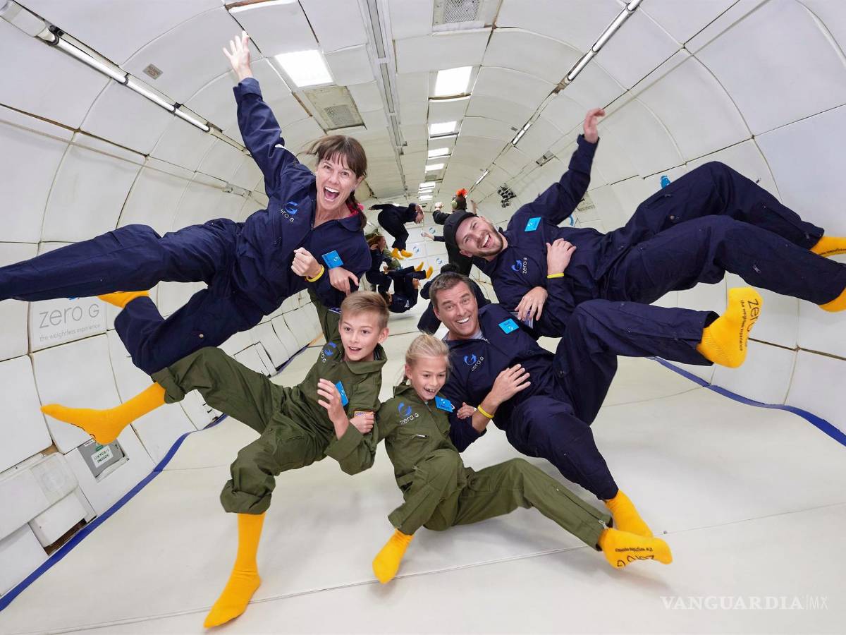 $!Unas personas mientras disfrutan un momento de gravedad cero a bordo del avión G-Force One. EFE/Al Powers/Zero Gravity Corporation