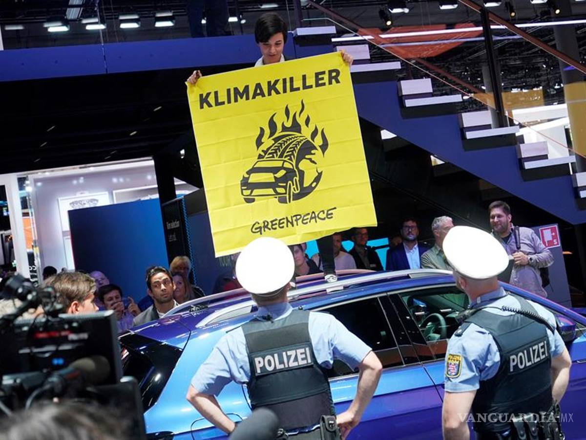 $!Activistas de Greenpeace irrumpen y se suben en los autos del Salón Internacional del Automóvil de Frankfurt, ve estas imágenes