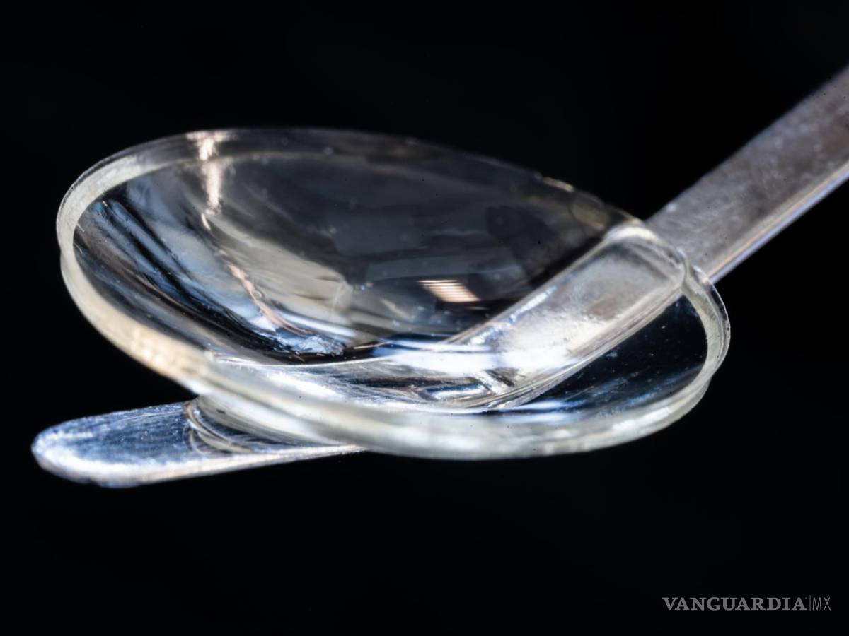 $!El implante se asemeja a la córnea humana y está hecho de proteína de colágeno de piel de cerdo.