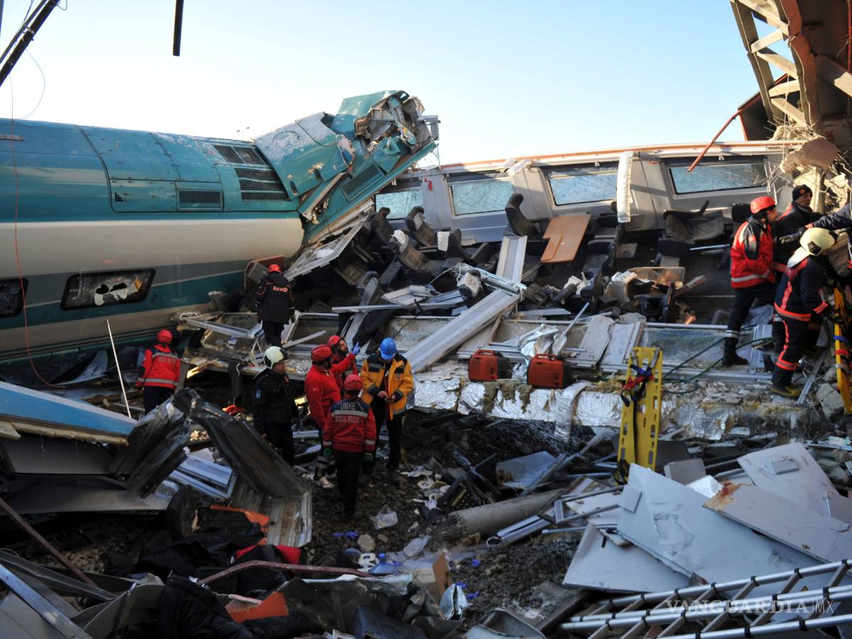 $!Choque entre un tren de alta velocidad con una locomotora deja 9 muertos y 47 heridos en Ankara